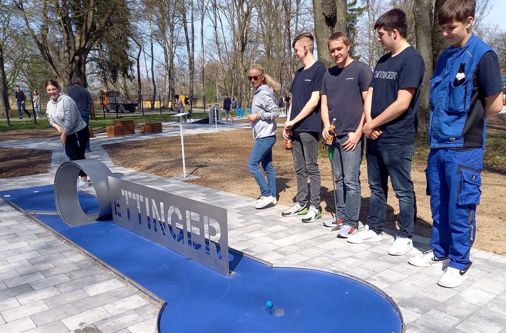 Patenschaft für neue Minigolf-Anlage im Wörnitzfreibad: OeTTINGER Looping als Hauptattraktion